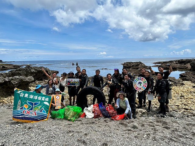 守護蘭嶼海洋！臺東縣環保局攜手海保署第十工作站等單位淨灘 清出213公斤海廢 ...