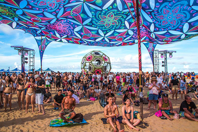 繽紛螢光彩繪藝術主題 海祭限定拍照打卡裝置