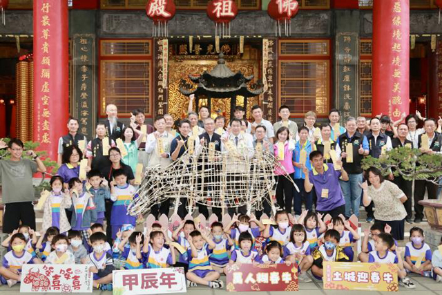 鹿耳門聖母廟萬人開「糊」春牛 黃偉哲盼台南文化資產傳承綿延不絕 ...