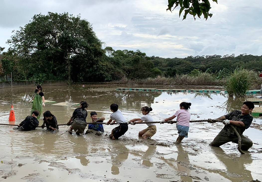 三芝茭白筍採收農事體驗 水田泥巴大戰歡笑不斷