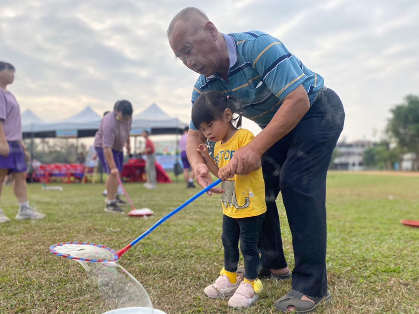 屏縣失智長輩擔任一日最佳店長 與民眾同樂草地音樂會