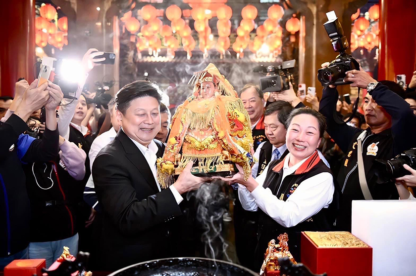 花蓮再現雙媽遶境 縣長徐榛蔚恭迎白沙屯媽祖