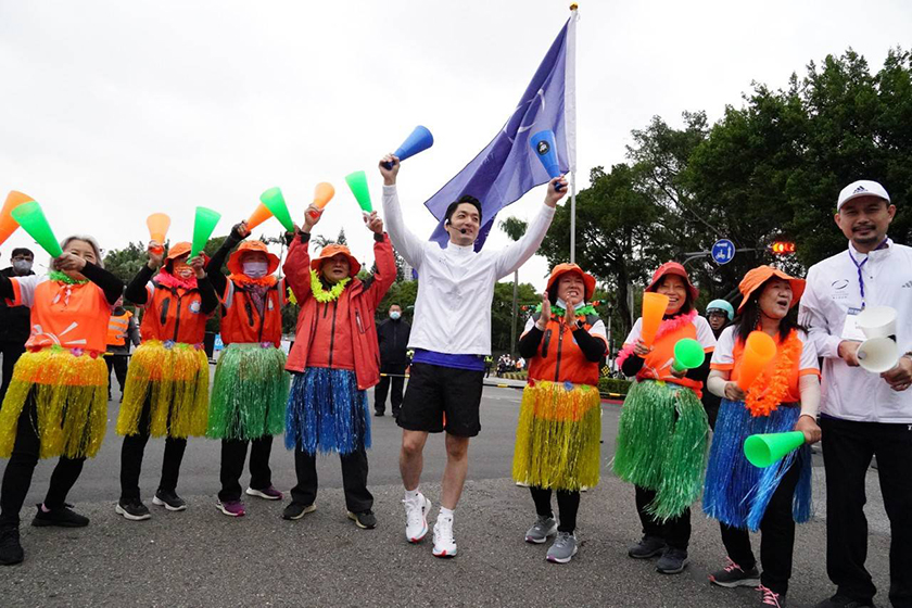 為2023臺北馬拉松起跑鳴槍 祝福每位參賽選手跑出精彩的每一步 ...