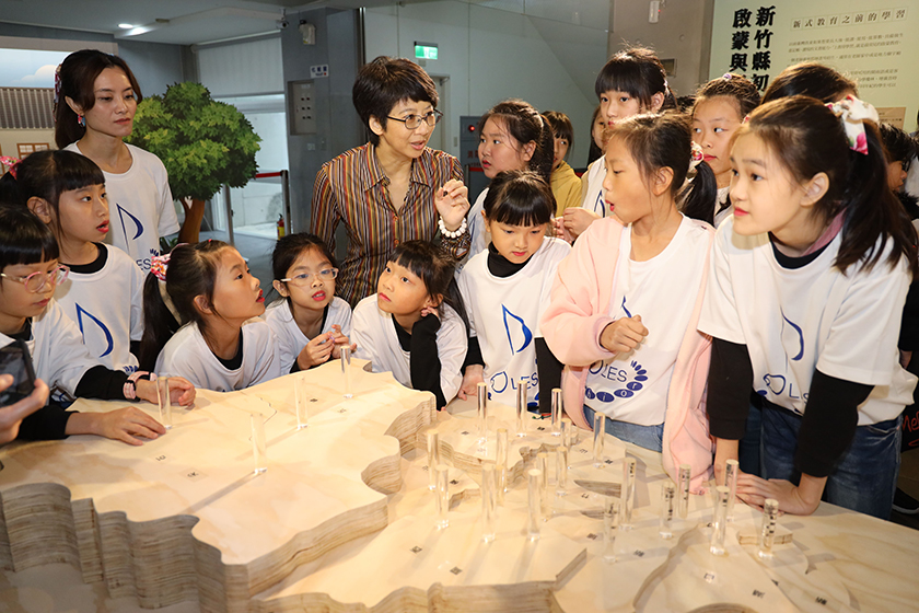 老照片、舊文物齊現　竹縣百年小學展「上課囉！」