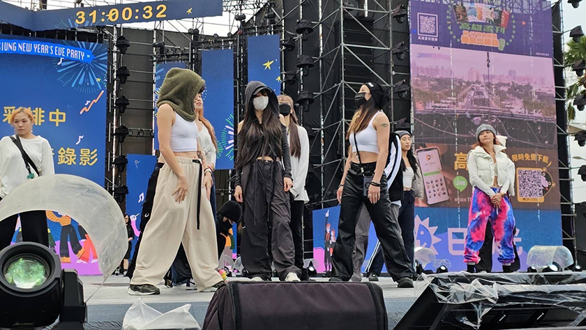 高雄跨年彩排現場火燙燙！姐姐謝金燕挑戰全台最吸睛