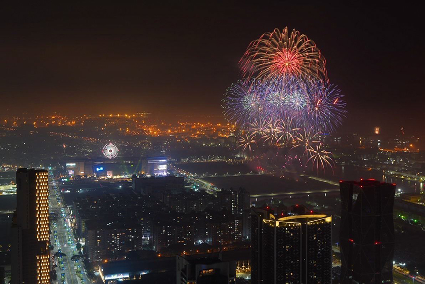 240秒燦爛煙火搭天團神曲迎接新年