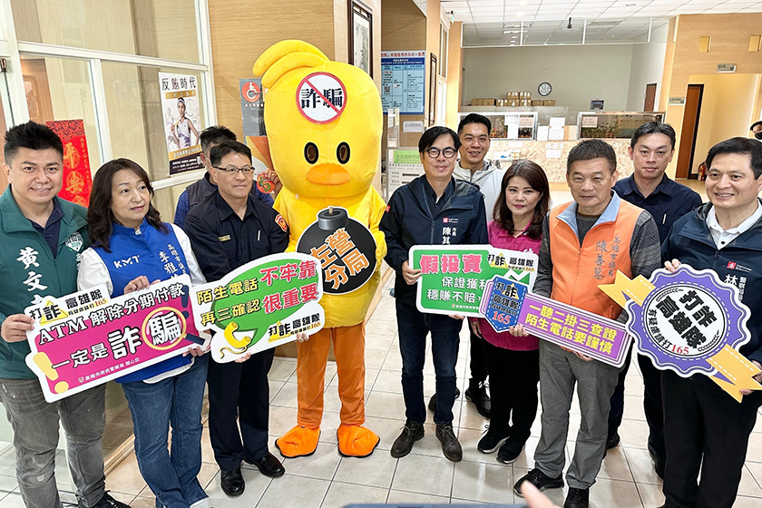 除夕慰勉年節治安維護工作第一線警察同仁 替員警加油打氣