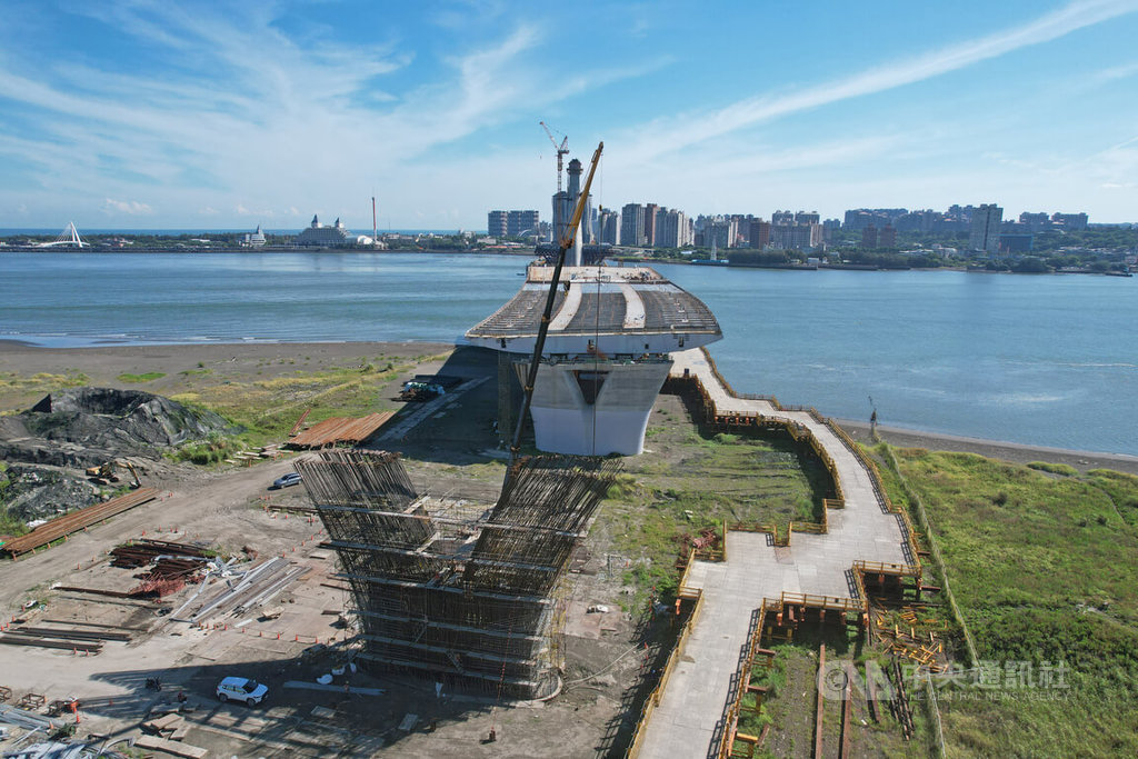 侯友宜與卓榮泰視察淡江大橋，盼中央地方攜手帶動地方發展，讓國際看見淡水之美  AI主 ...