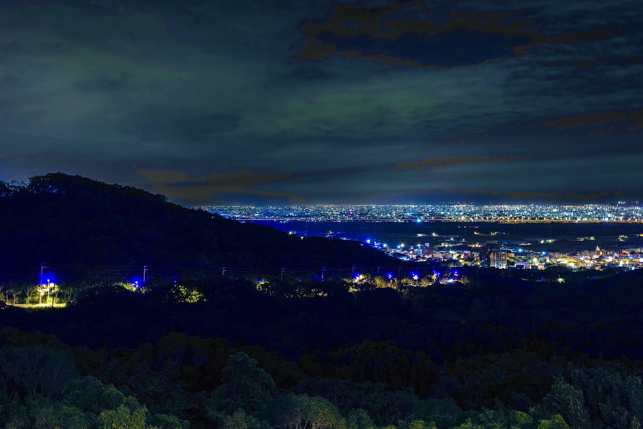 「藍色公路」重現浪漫夜景！ 中市LED路燈升級點亮大肚山頭  AI主播「都會新聞」城市生 ...