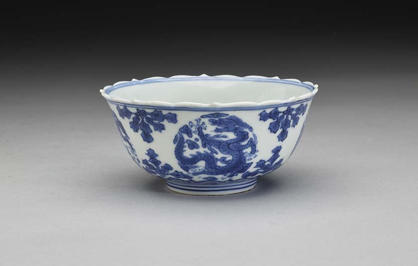 明嘉靖 青花團龍紋菱花茶鍾_AI主播「藝術新聞」故宮國寶 城市生活報 ...