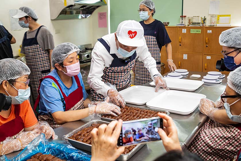 烘培土鳳梨酥 力挺嘉縣身障秋節禮盒_AI主播「吃喝新聞」城市生活報 ...