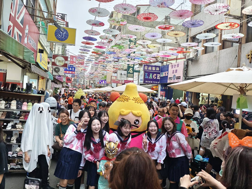 台中萬聖嘉年華YA光派對今登場 吸引逾300位民眾在豐原商圈搞怪踩街_AI主播「玩樂新聞 ...
