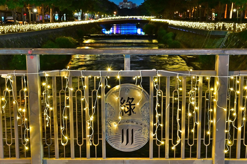 「螢光綠川」點亮台中夜色 2024耶誕嘉年華浪漫登場_AI主播「玩樂新聞」城市生活報 ...