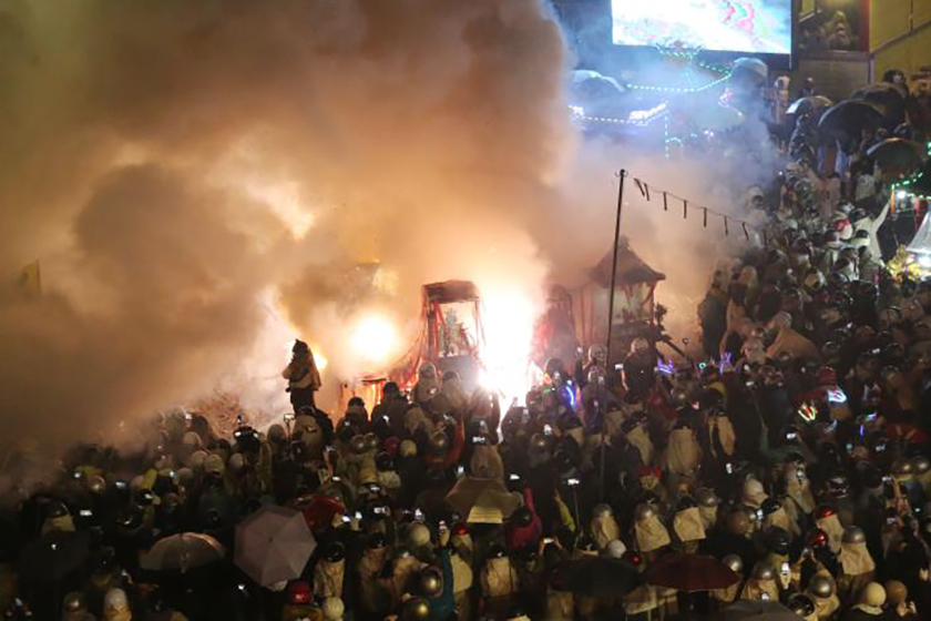 2025元宵鹽水蜂炮遇雨不減熱情_城市生活報