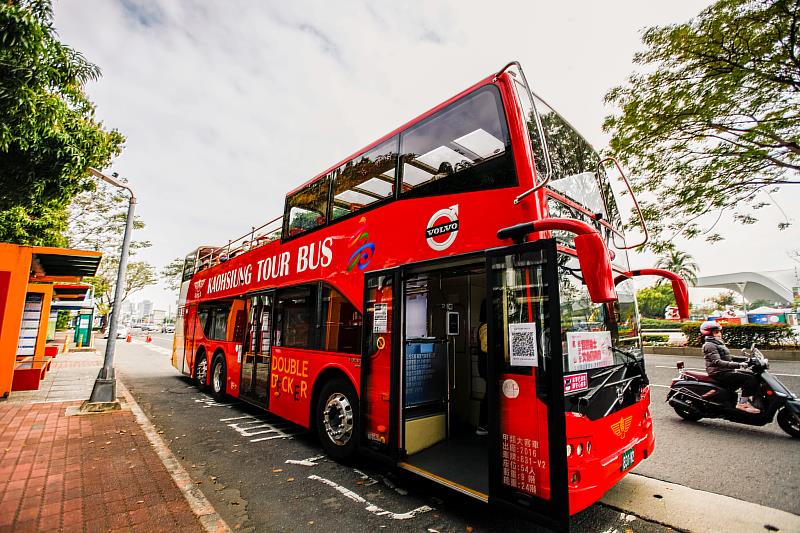 台東推出雙層巴士「南回海岸飛行」之旅 每人僅需800元，探索無限美景！ ...
