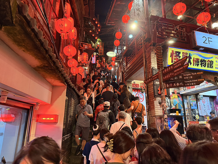 燈影蜿蜒耀九份　紅燈籠祭點亮山城夜色