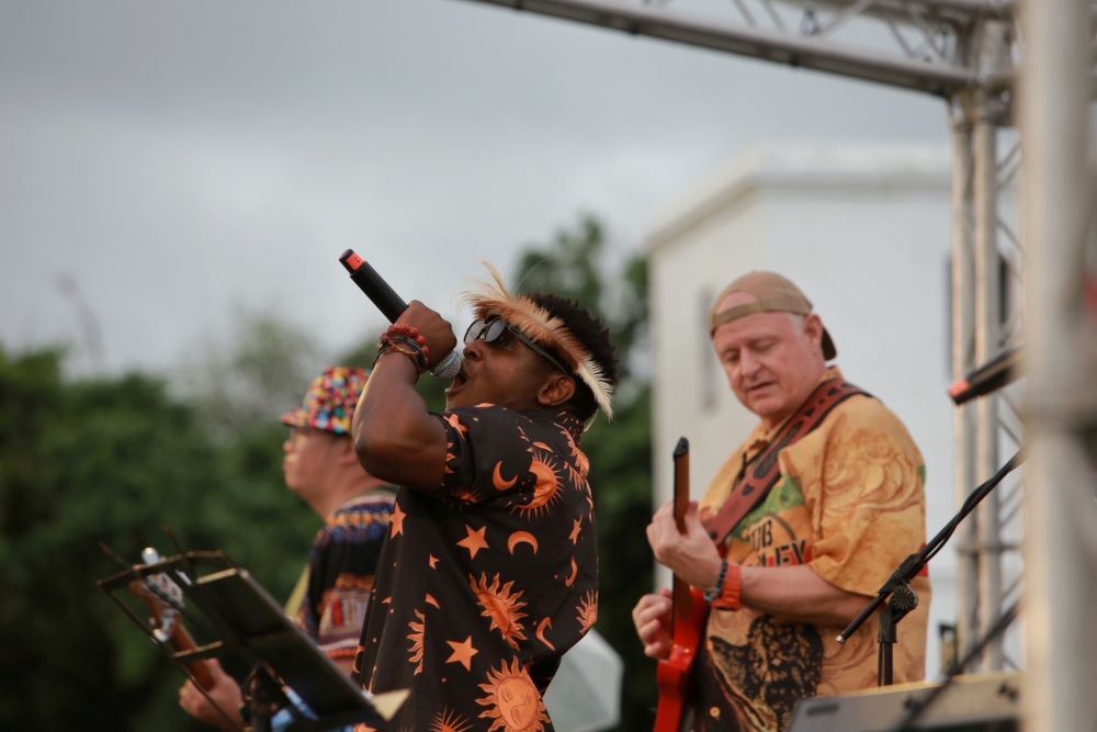 雷鬼音浪點燃夏夜　恆春草原萬人共舞