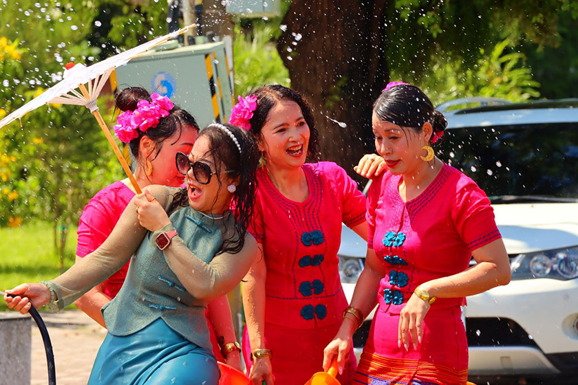 滇緬文化薈萃 定遠潑水節展演美食與民俗之美