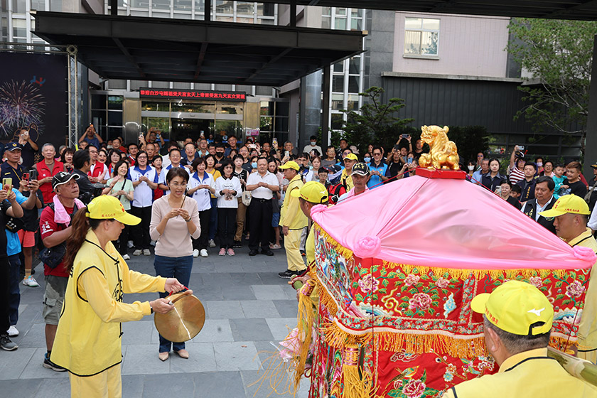 三神贊境南投 粉紅超跑媽祖首度進縣府賜福 祈願縣政順利、花蓮平安 ...