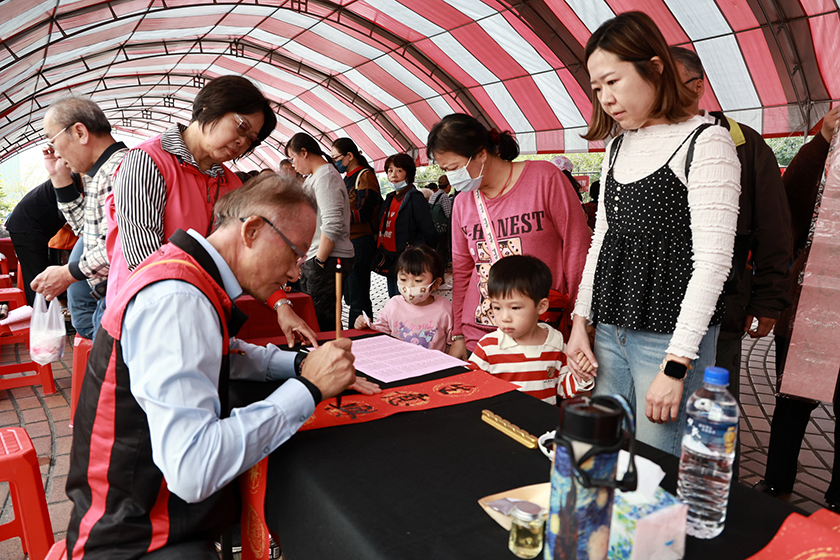縣府丙午年新春揮毫登場　32位書法名家現場揮毫贈春聯迎新年 ...